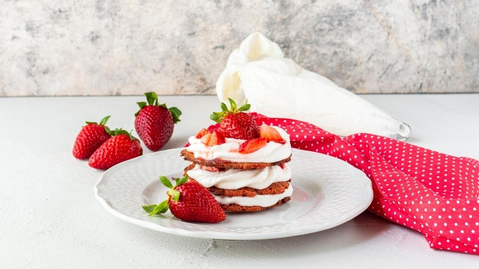 Millefoglie di cous cous alla barbabietola con panna e fragole