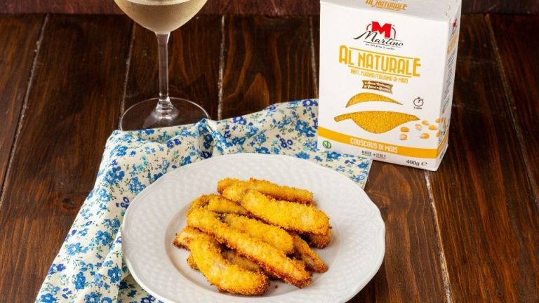 Stick di pesce spada panato con couscous di mais