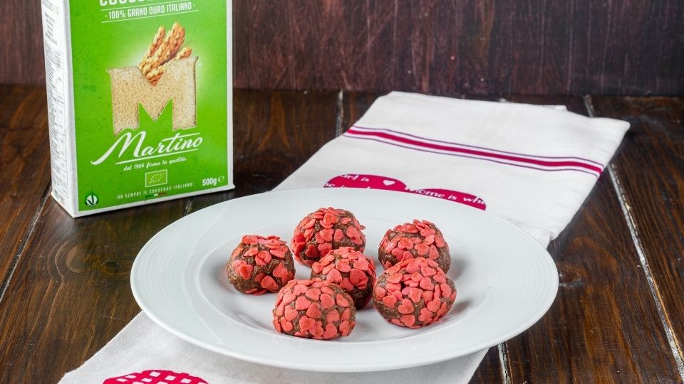Tartufini di couscous al cioccolato e cocco