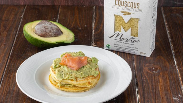 Pancake di couscous con salmone e avocado