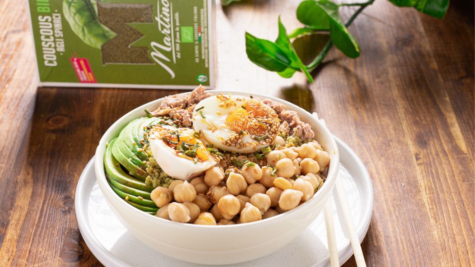 Pokè di couscous con ceci e avocado
