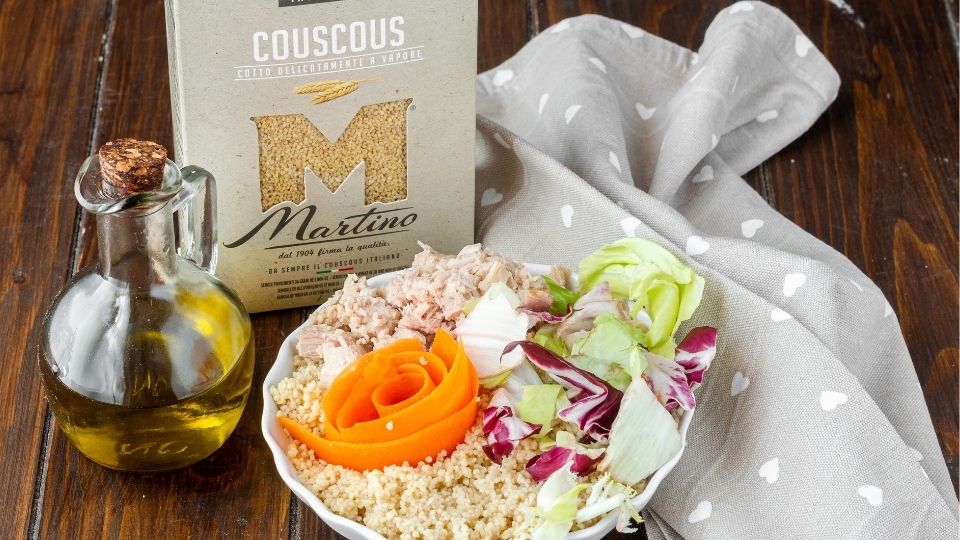 Pokè di couscous integrale salato con tonno