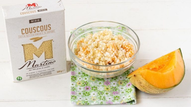 Insalata di couscous con melone e fiocchi di latte