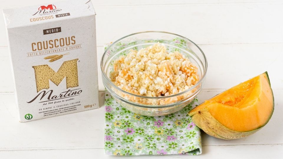 Insalata di couscous con melone e fiocchi di latte