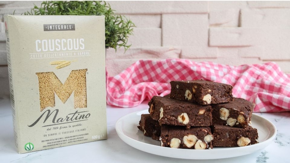 Fudge al cioccolato con couscous integrale e nocciole
