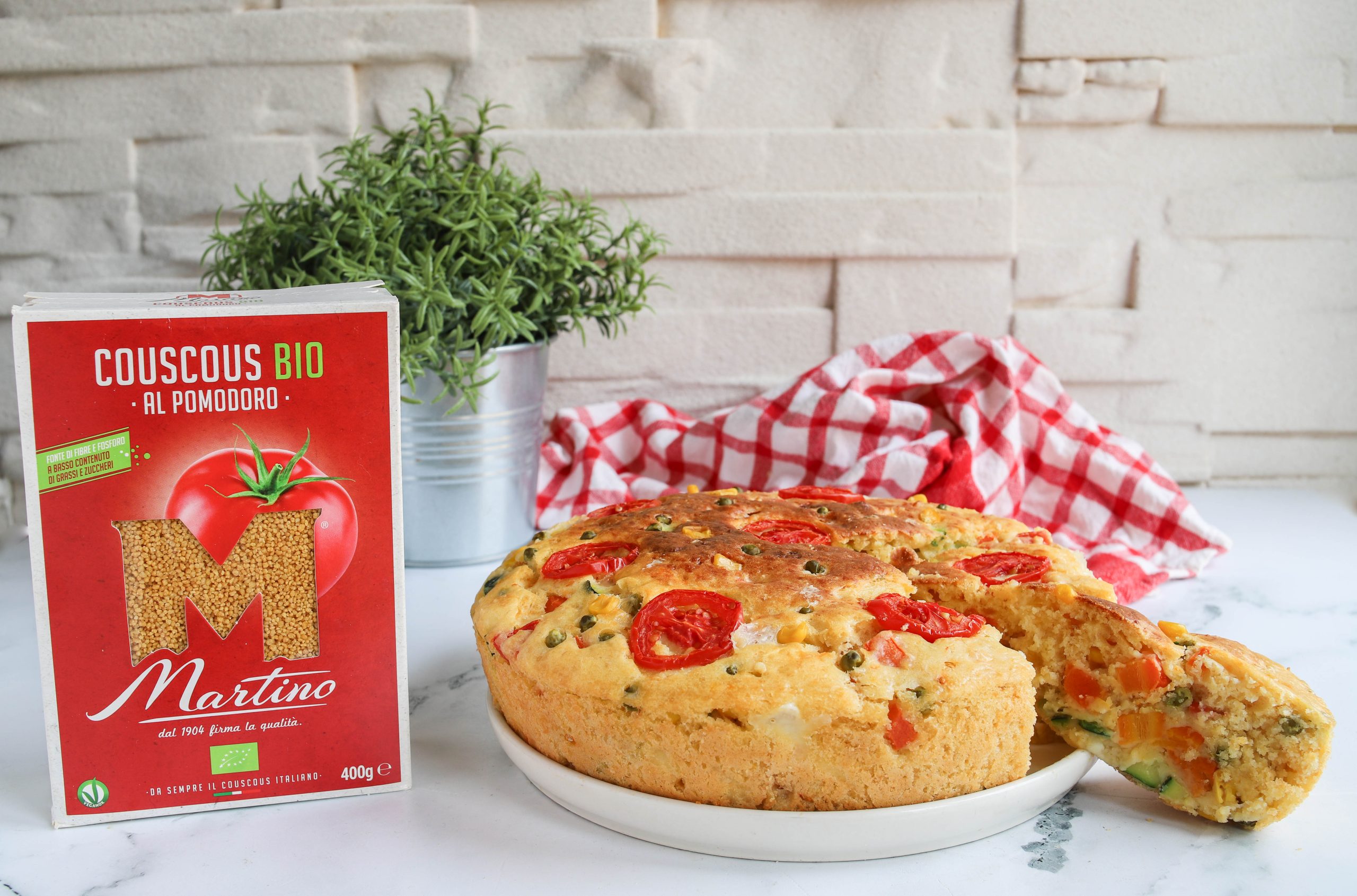 Torta svuota frigo con verdure e couscous al pomodoro